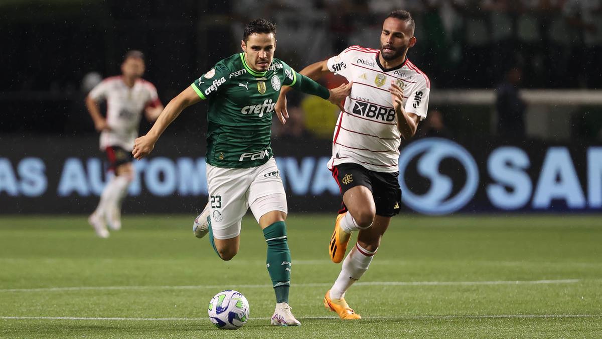 Raphael Veiga, do Palmeiras, disputa bola com Thiago Maia, do Flamengo (Cesar Greco/ Palmeiras)