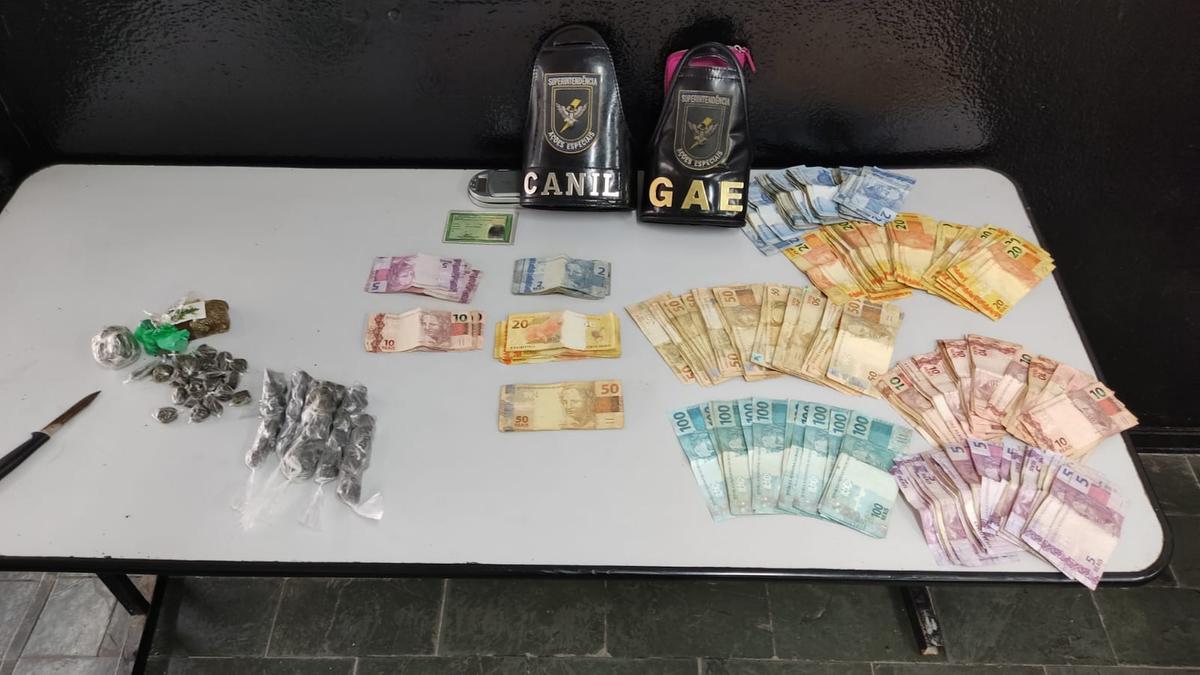 Drogas e R$ 7.842 em dinheiro vivo apreendidos pela Guarda Municipal (GM) de Campinas em biqueira no Jardim Paranapanema (Divulgação)