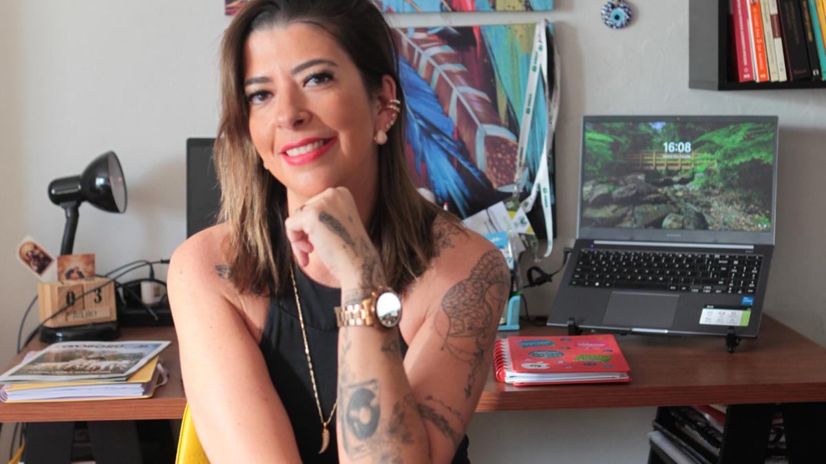 A música e a atividade de DJ ganharam uma tatuagem especial no braço de Pri Granzotto: mulher quebrando barreiras também na discotecagem (Rodrigo Zanotto)