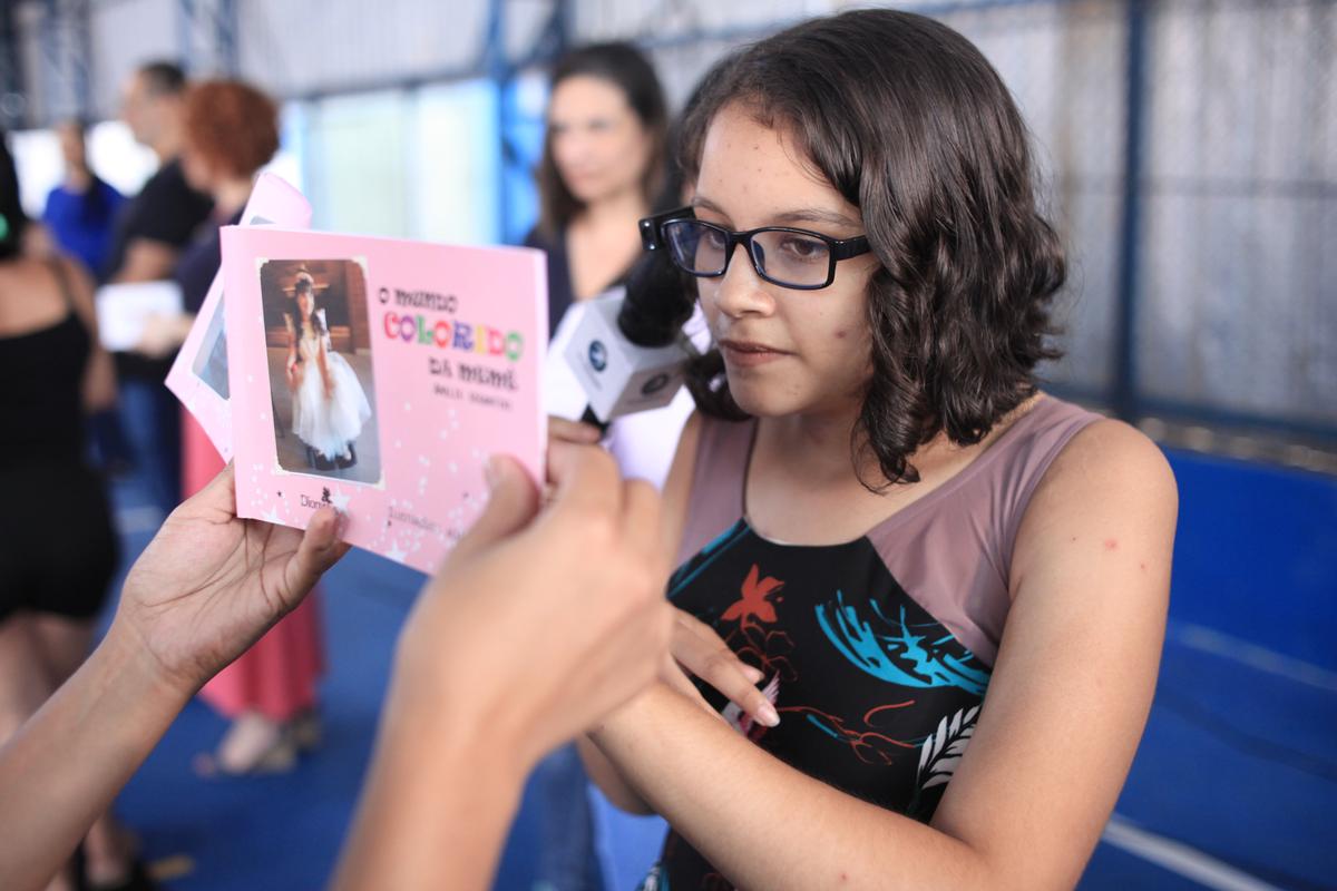 A adoção de novas tecnologias, como óculos especiais para pessoas com baixa visão, contribui para promover a inclusão e qualificar a aprendizagem na rede municipal de ensino, segundo a Secretaria de Educação (kamá Ribeiro)