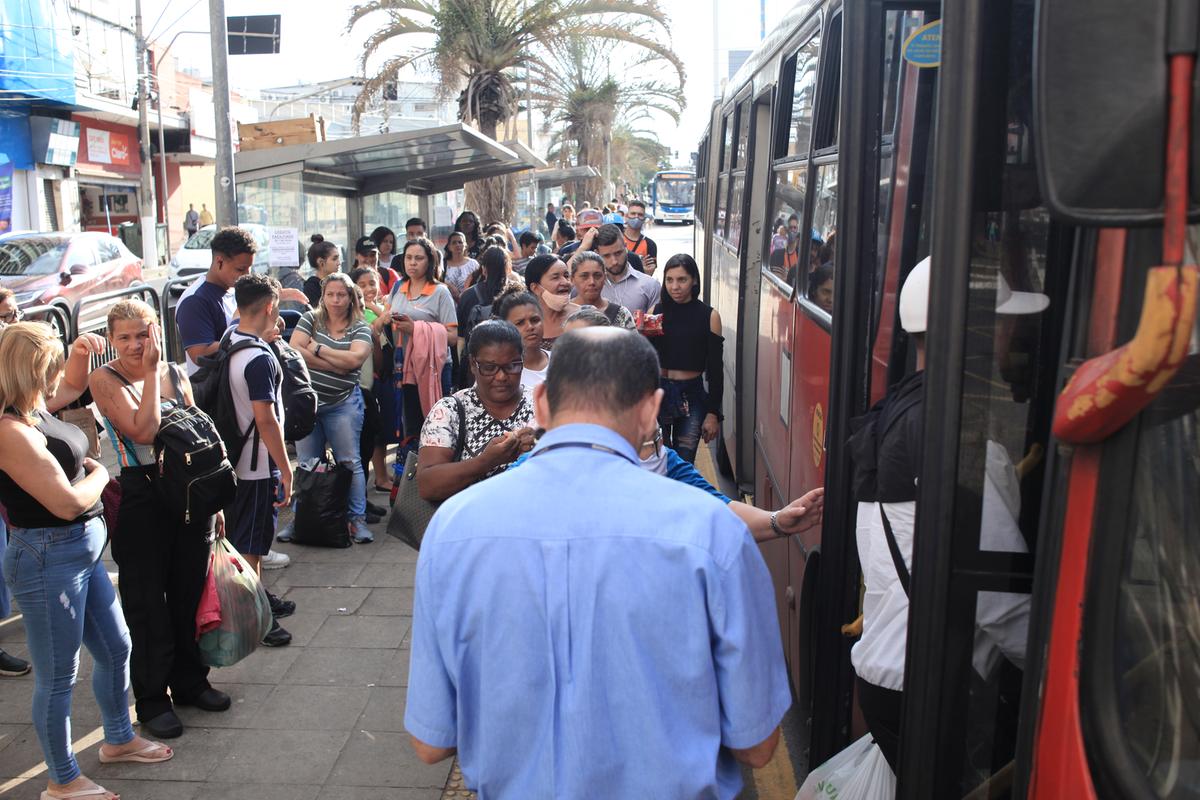 Entre as características do novo sistema, estão ônibus novos, mais confortáveis, silenciosos e menos poluentes, fornecendo informações confiáveis e em tempo real aos usuários (Kamá Ribeiro)