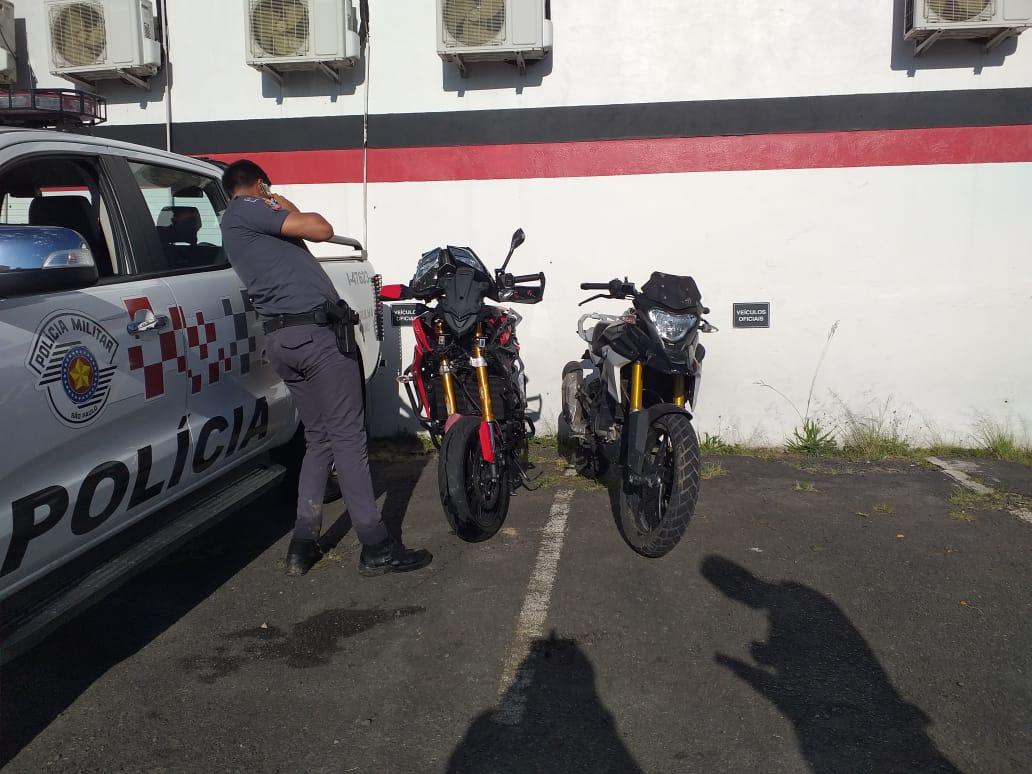 Motocicletas utilizadas pelos criminosos para fugir da perseguição policial, que se iniciou no bairro Cidade Jardim e terminou no Ouro Verde (Alenita Ramirez)