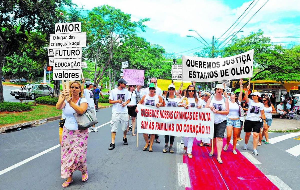 Protesto de mães adotivas de crianças de Monte Santo (BA), realizado na Lagoa do Taquaral em 2012 (Cedoc)