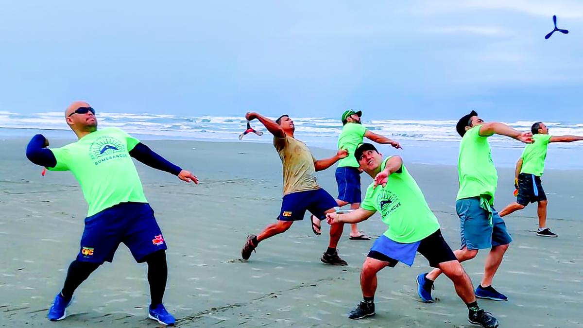 Competidores durante a disputa do Campeonato Paulista de Bumerangue realizado em Itanhaém, litoral paulista (Divulgação)