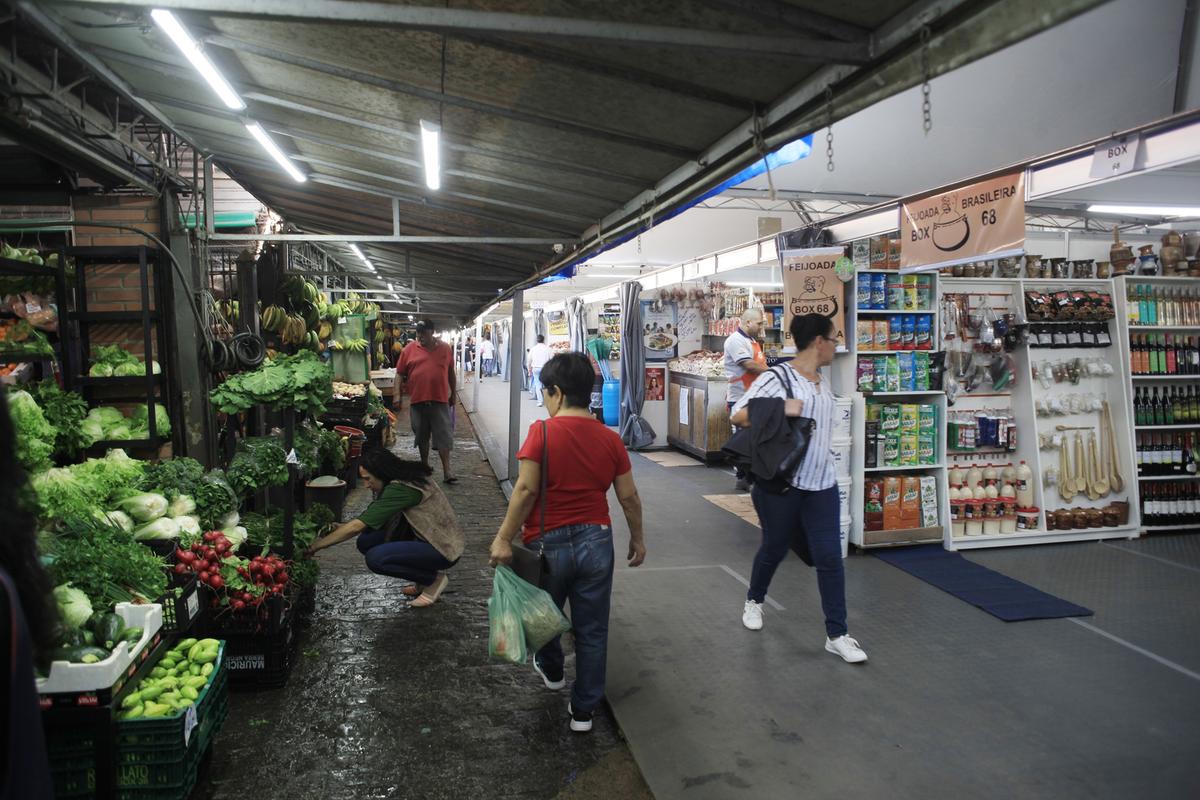 Embora estejam preocupados com a segurança, alguns comerciantes sentem que a movimentação aumentou nos últimos dias nos boxes que ocupam as tendas fora do prédio (Kamá Ribeiro)