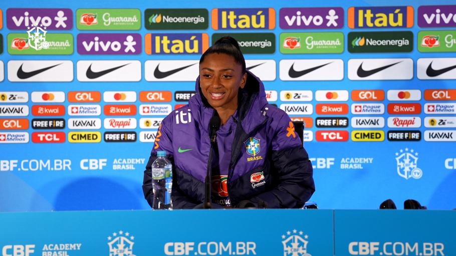 Kerolin durante coletiva de imprensa (Thais Magalhães / CBF)