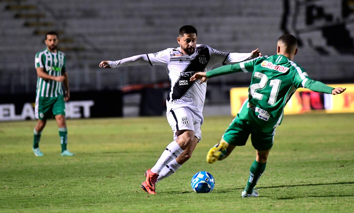 Novo treinador tem a missão de recuperar a produtividade do armador Elvis no gramado (Riboli)