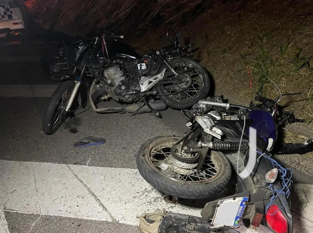 Motocicletas envolvidas em acidente que resultou na morte de 3 pessoas na Rodovia Santos Dumont (Divulgação)
