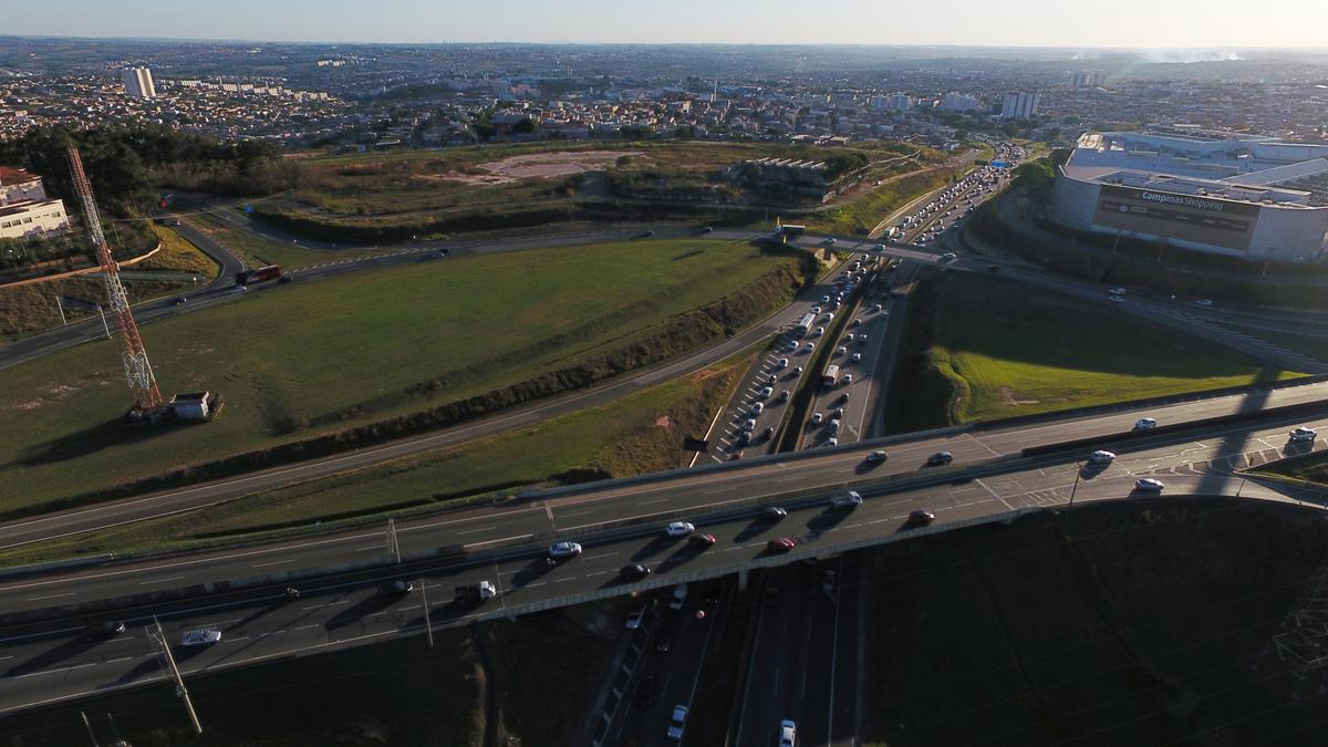 Cerca de 52 mil veículos passam pela rodovia todos os dias no trecho que corta Campinas; tráfego intenso de veículos provoca engarrafamento nos horários de pico (Alessandro Torres)