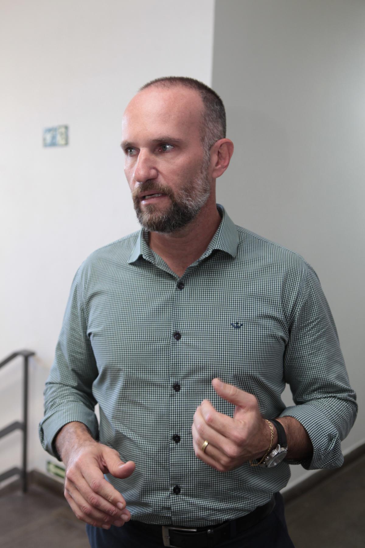 O diretor da Cadeia Pública, Luis Fernando Marucci (Rodrigo Zanotto)