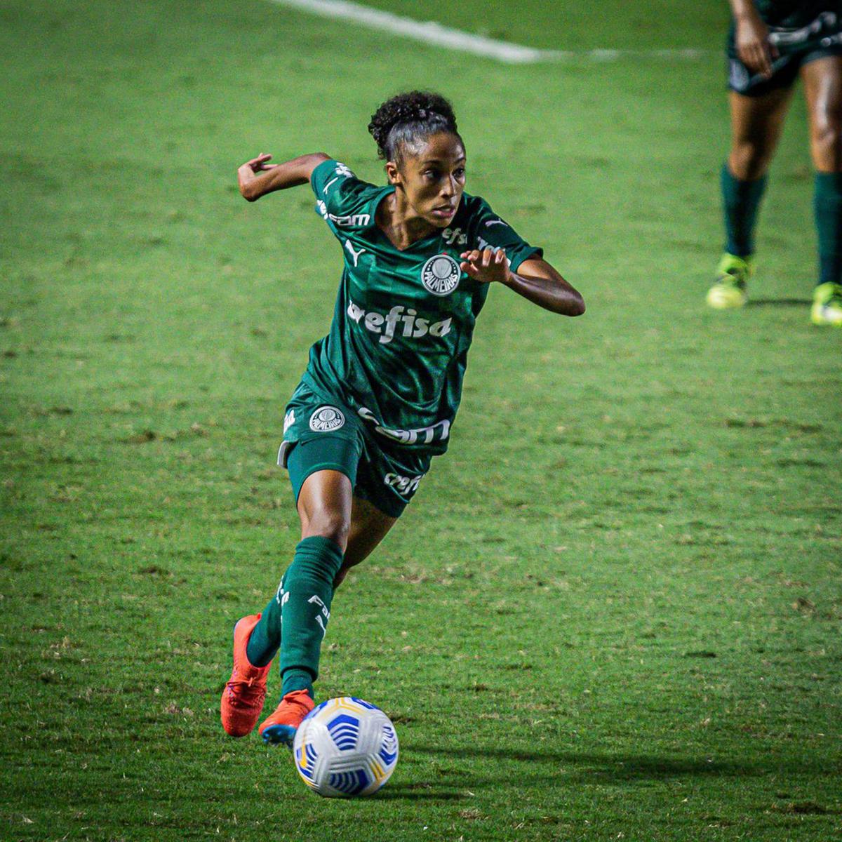 A atacante Dandara, com passagens por Palmeiras, Red Bull e Ferroviária, deu seus primeiros passos na carreira por aqui (Divulgação)
