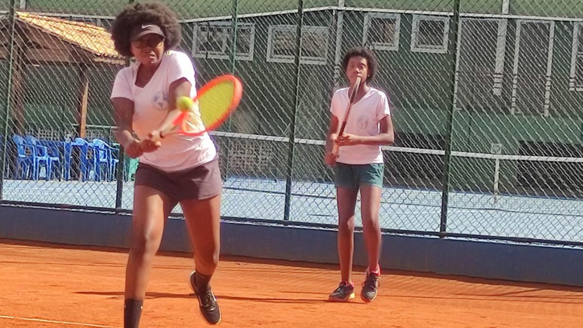 As irmãs Agatha (de viseira), de 14 anos, e Tabatha Carvalho, de 13, têm o apoio da família e de voluntários para superar a falta de recursos (Divulgação)