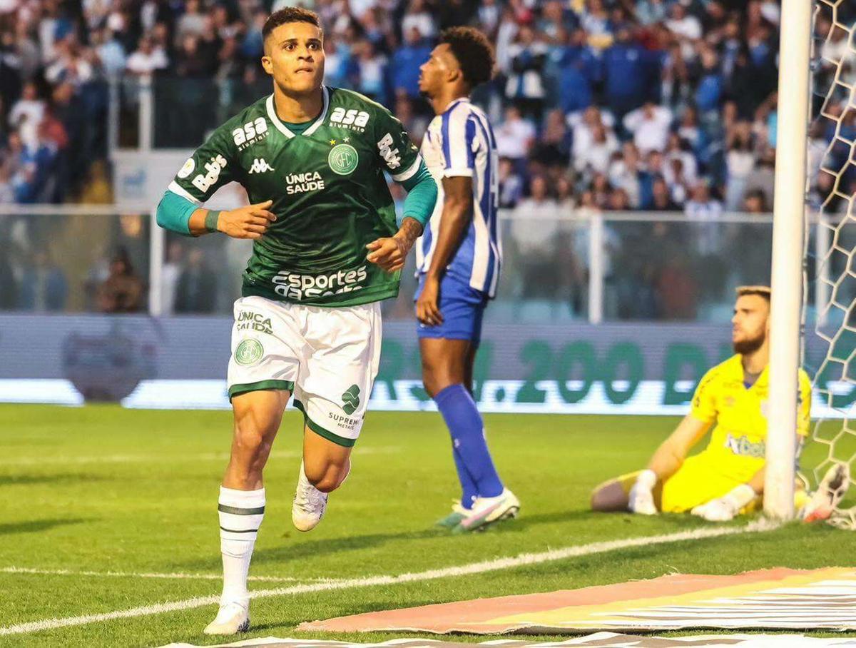 João Victor mostrou presença de área para aproveitar o rebote do goleiro e marcar o gol de empate nos acréscimos do primeiro tempo, contra o Avaí, na Ressacada (Lucas Veber/Agif/Gazeta Press)