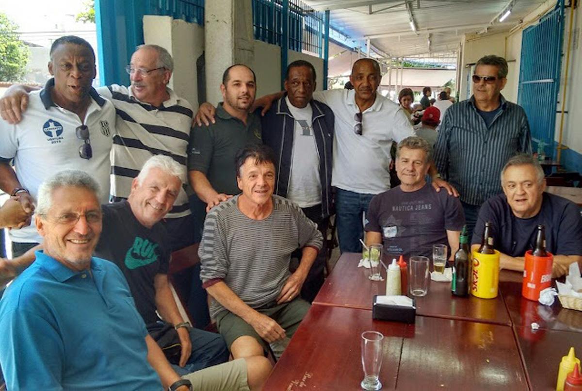 Seja com amigos ou parentes, o ex-zagueiro Polozzi não esconde sua paixão pelo futebol e gratidão pelos clubes em que defendeu com maior sucesso, que foram Palmeiras e Ponte Preta. Até hoje, sempre que possivel, encontra com os companheiros da Macaca (Divulgação)