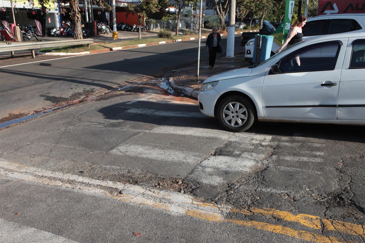 Veículo estacionado sobre a faixa de pedestre: de acordo com a legislação, a infração é considerada de grau médio e passível de multa no montante de R$ 130,16 (Rodrigo Zanotto)