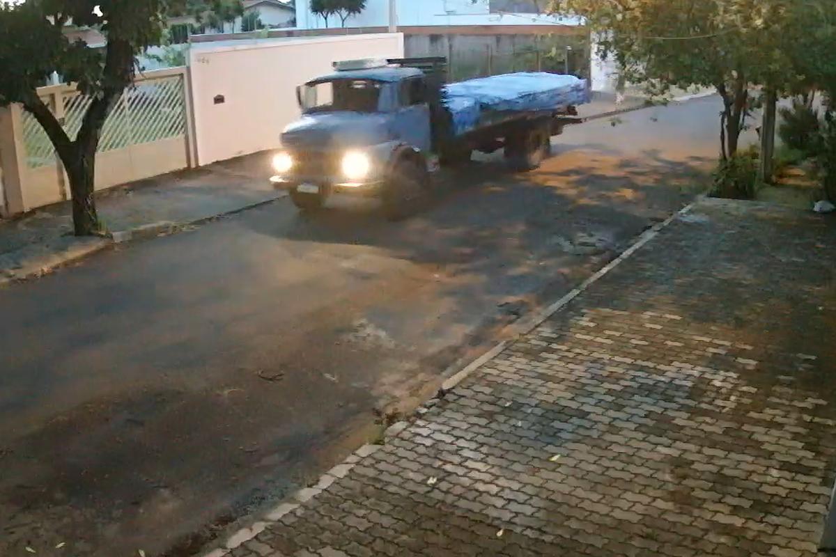 Imagem de câmera de vigilância particular mostra o caminhão de cor azul que teria sido utilizado pelos bandidos no assalto à empresa (Divulgação)