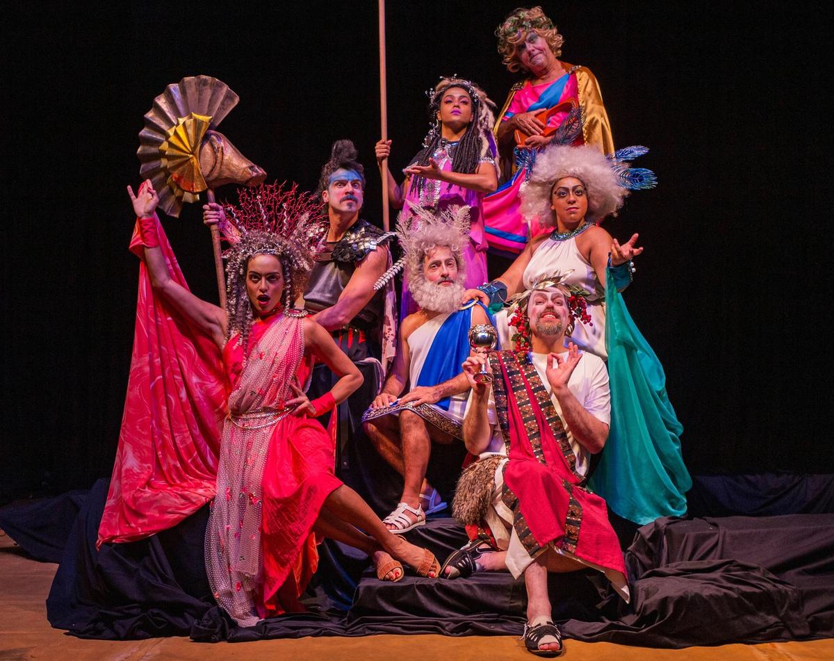 Os sete artistas da Companhia LaMínima em cena na peça que tem 1h30 de duração e mescla música e teatro em uma história cômica sobre deuses gregos que descem à Terra (Mariana Guimarães)