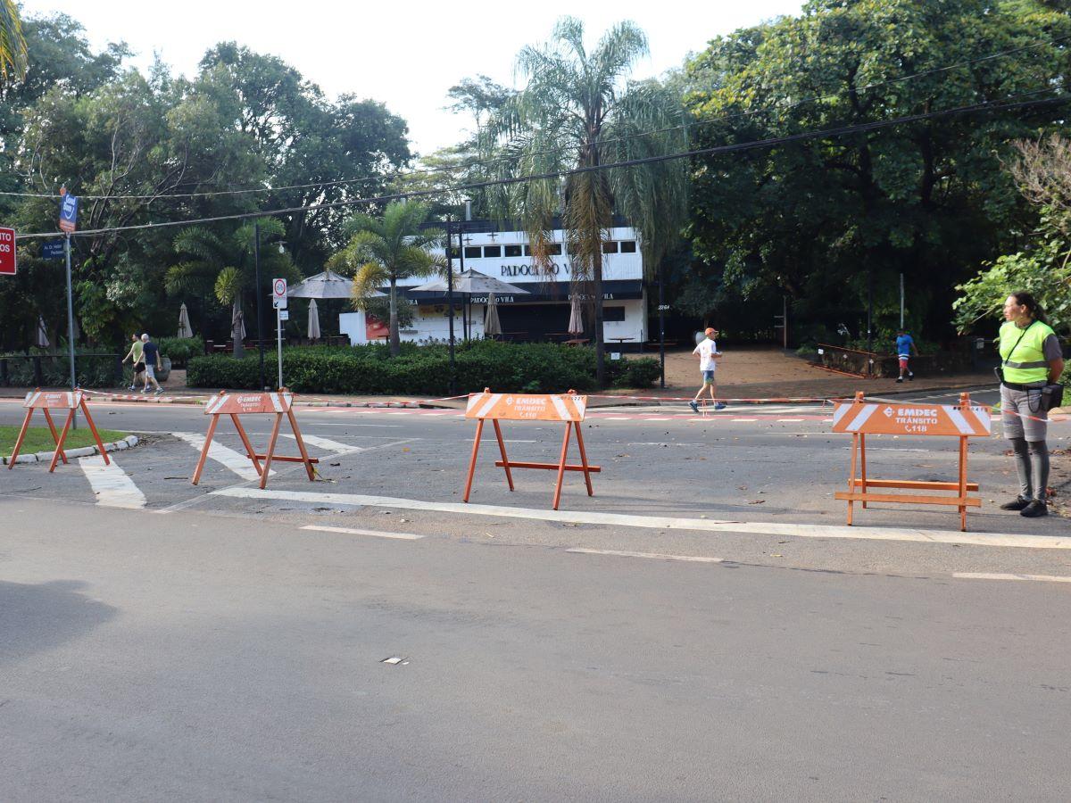 Agentes da Mobilidade Urbana realizam a sinalização do trecho interditado e monitoramento do local (Arquivo PMC)