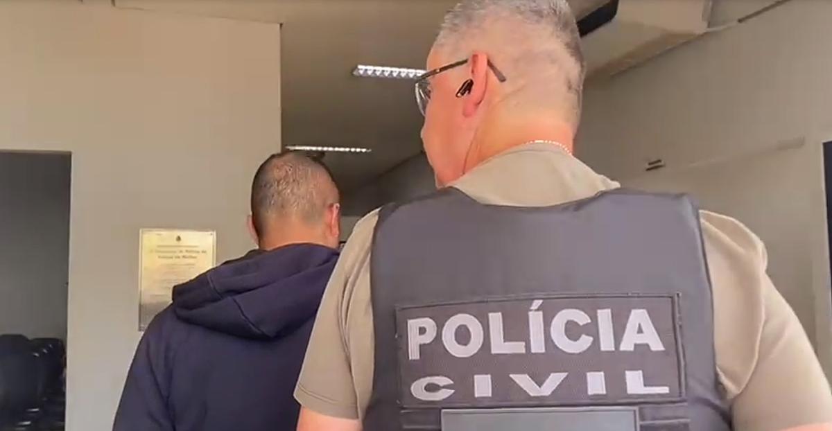 Policiais civis conduzem filmmaker que estuprou enteado de 10 anos (Divulgação)
