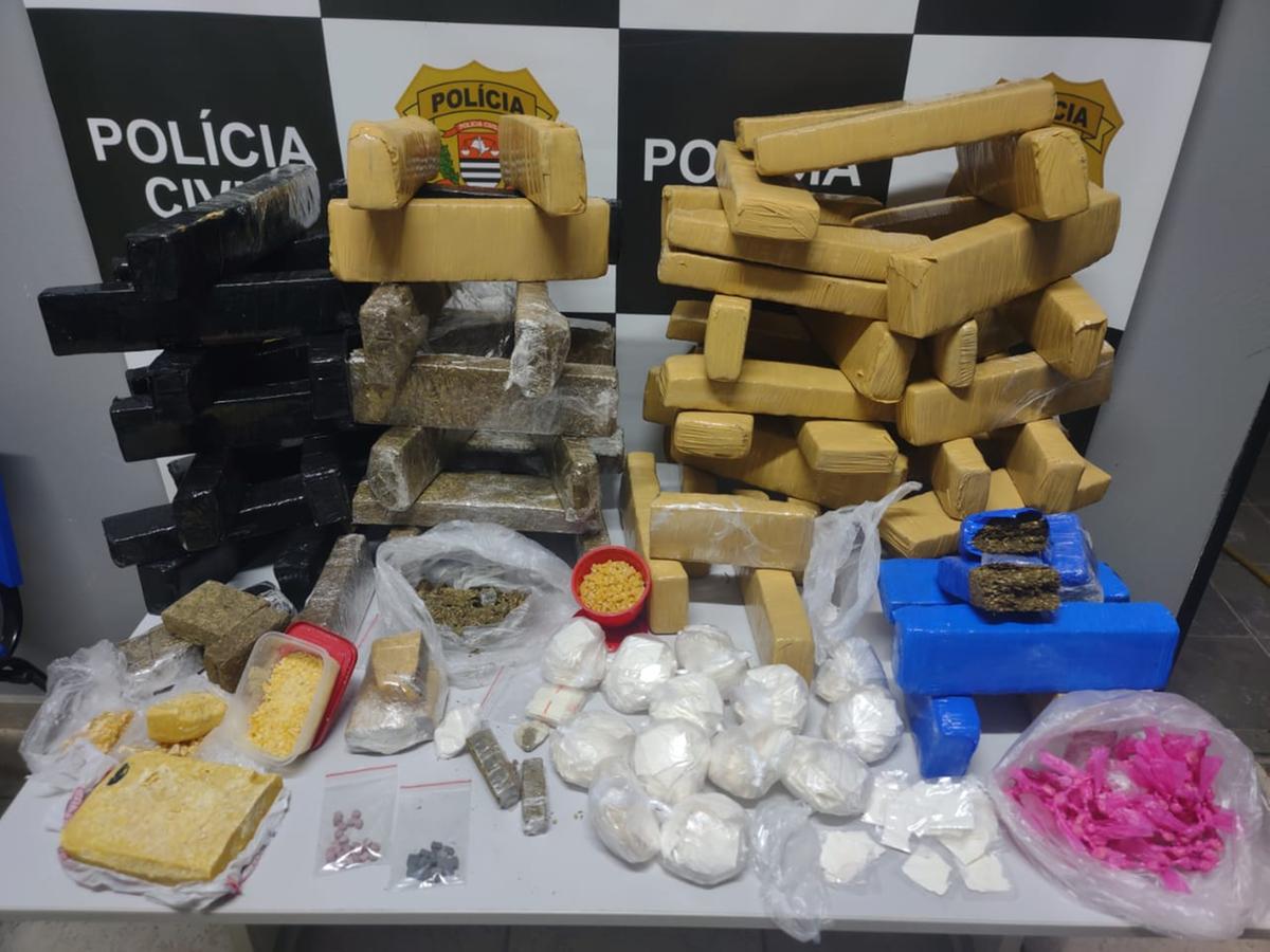 Policiais campanaram em frente uma casa no bairro Julieta Cristina e flagraram dois homens; um conseguiu fugir (Divulgação)