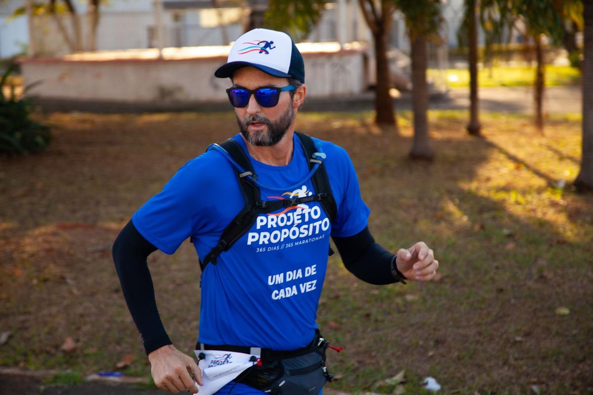 Após 22 anos atuando executivo na área de Tecnologia, Hugo Farias encontrou na maratona diária uma maneira de inspirar pessoas (Dókimas Produções)