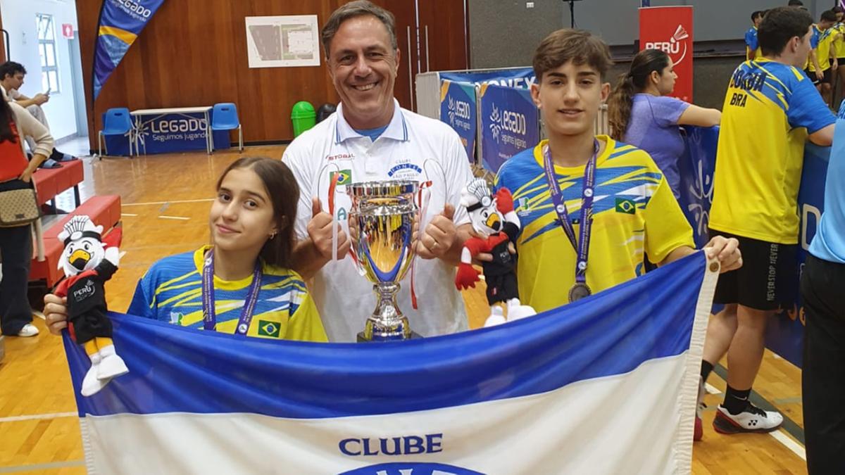 O pai Beto, entre os filhos Elisa e Davi: badminton movimenta gerações na família Fraga (Divulgação)