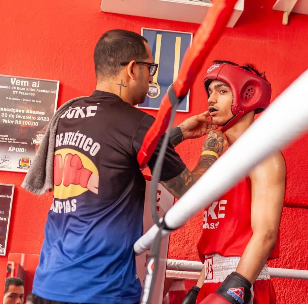 Jefferson Merim treina pugilista do CAC (Divulgação)