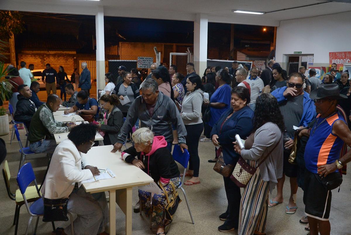 Moradores formam fila para receber as matrículas definitivas de seus imóveis no Núcleo Residencial Jardim Santa Mônica - 1ª Fase (Alessandro Torres)