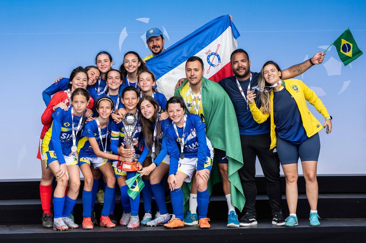 Meninas da Hípica exibem o belo troféu conquistado na competição disputada entre 31 de julho e 7 de agosto (Divulgação)