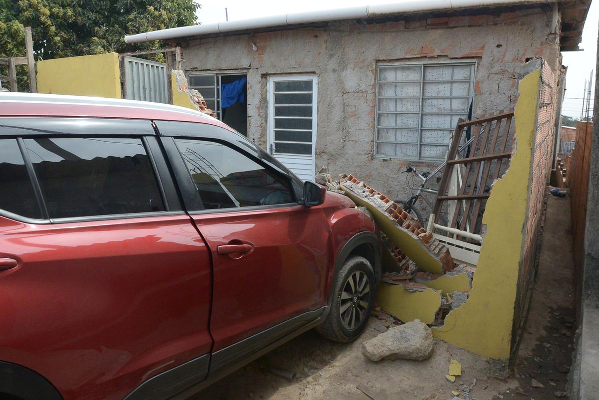 Após fugir da Polícia em alta velocidade, o condutor do veículo perdeu o controle da direção e bateu em um muro (Alessandro Torres)