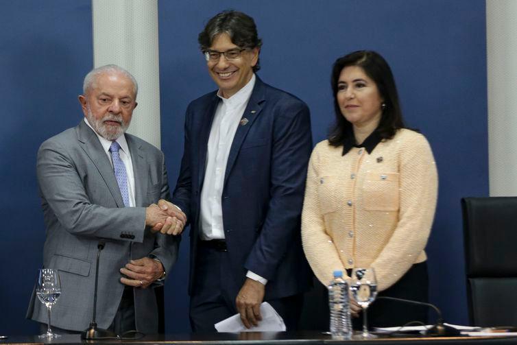 Presidente Luiz Inácio Lula da Silva, o novo presidente do IBGE, Marcio Pochmann, e a ministra do Planejamento, Simone Tebet (Marcelo Camargo/Agência Brasil)