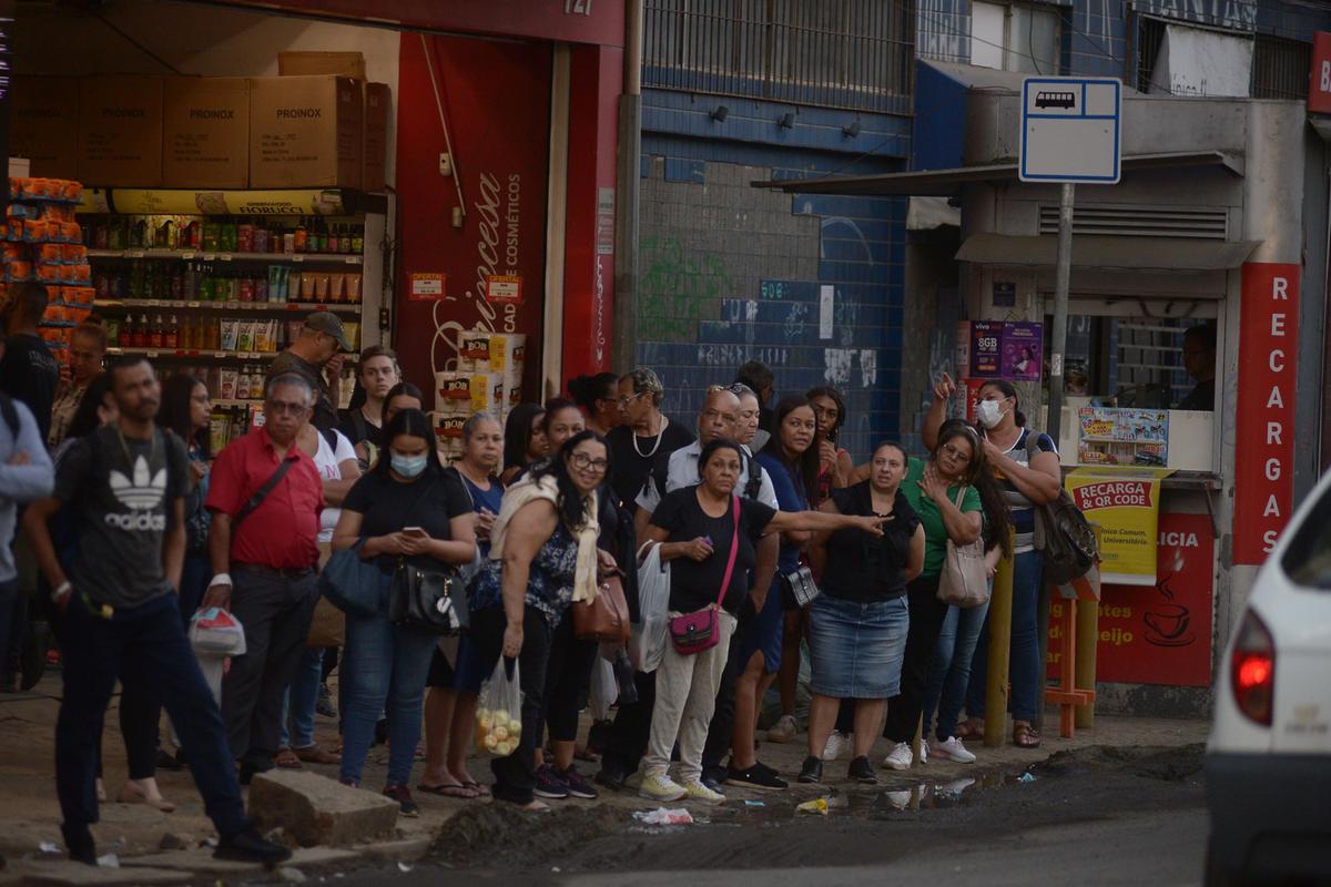 População espera pelo transporte coletivo; revitalização da Campos Sales ensejou mudanças em mais linhas (Alessandro Torres)