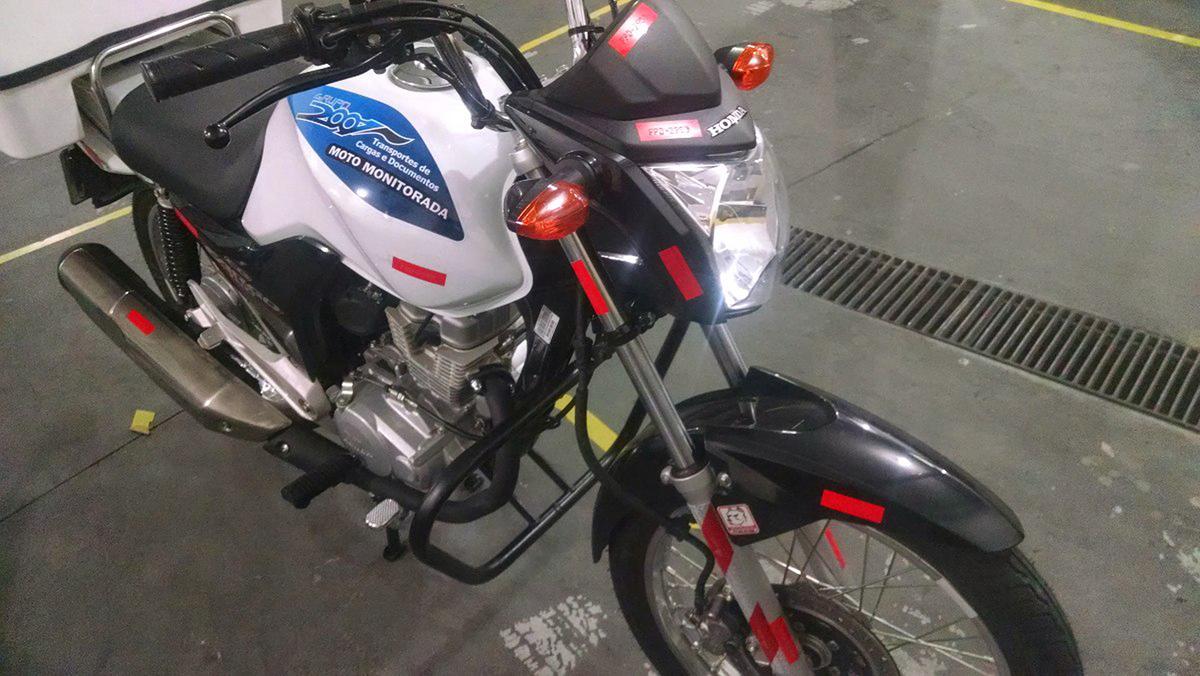 Cada adesivo contém a gravação da placa ou do chassi da moto e é aplicado em diversas partes da motocicleta; em média, entre 45 e 60 etiquetas são afixadas em uma única moto, muitas delas visíveis, aumentando o grau de proteção contra furtos e roubos (Divulgação)