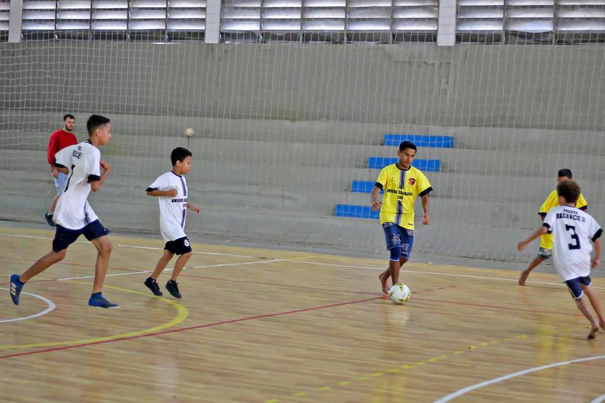 Seja com calçados ou descalços, garotos levam a sério as partidas (Divulgação)
