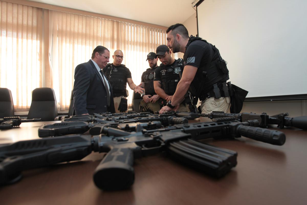 O diretor da Polícia Civil, Fernando Manoel Bardi, apresentou ontem o novo arsenal no combate ao crime (Rodrigo Zanotto)