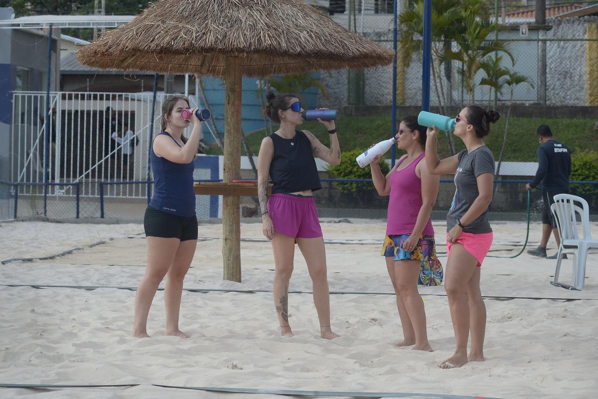 Praticantes de vôlei fazem intervalo na partida para cuidar da hidratação: calor atípico no inverno (Alessandro Torres)