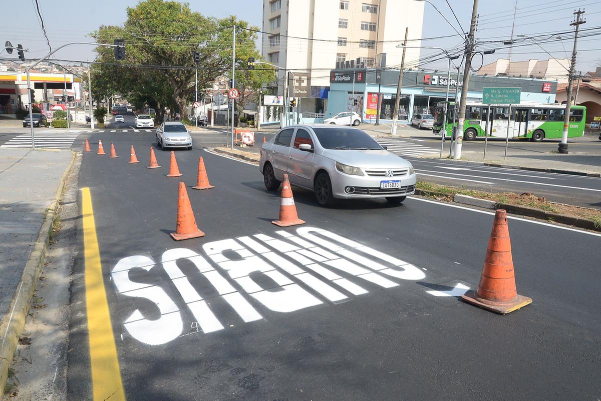 Cones orientam os motoristas sobre as mudanças implementadas pela Emdec no cruzamento entre as avenidas Ângelo Simões e Washington Luiz para destravar o trânsito no local (Alessandro Torres)