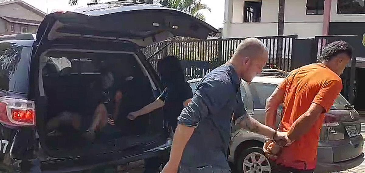 Casal que mantinha adolescente em cárcere privado é conduzido à delegacia após ser preso em flagrante (Divulgação)