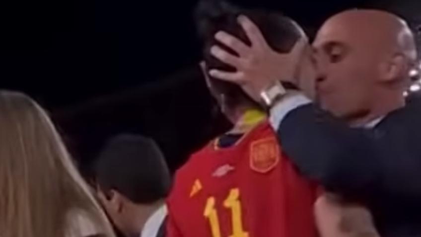 Luis Rubiales deu um beijo na boca da jogadora Jenni Hermoso (Reprodução / YouTube / El Independiente)