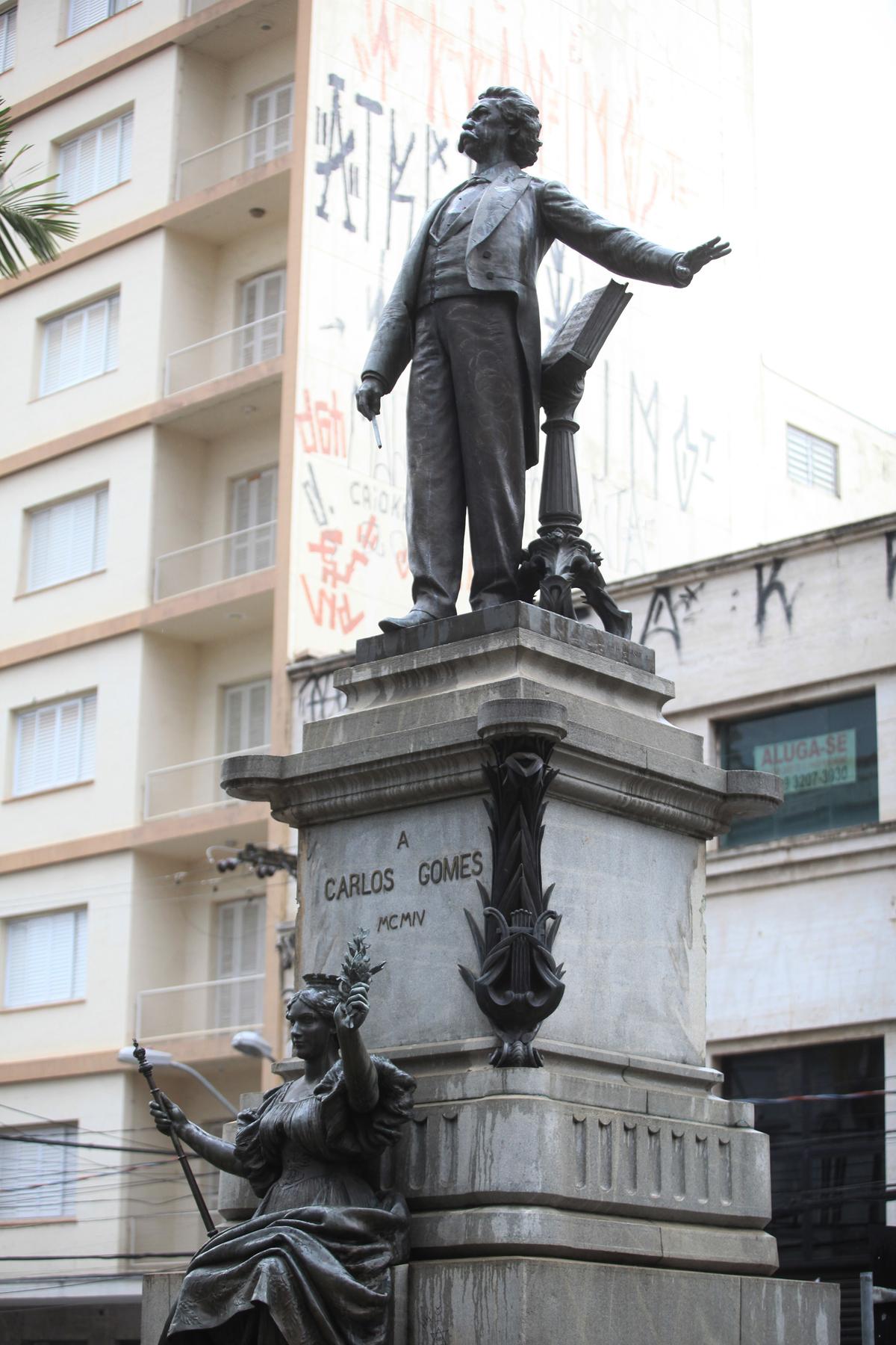 Monumento de Carlos Gomes é um dos monumentos que foram pichados (Divulgação)