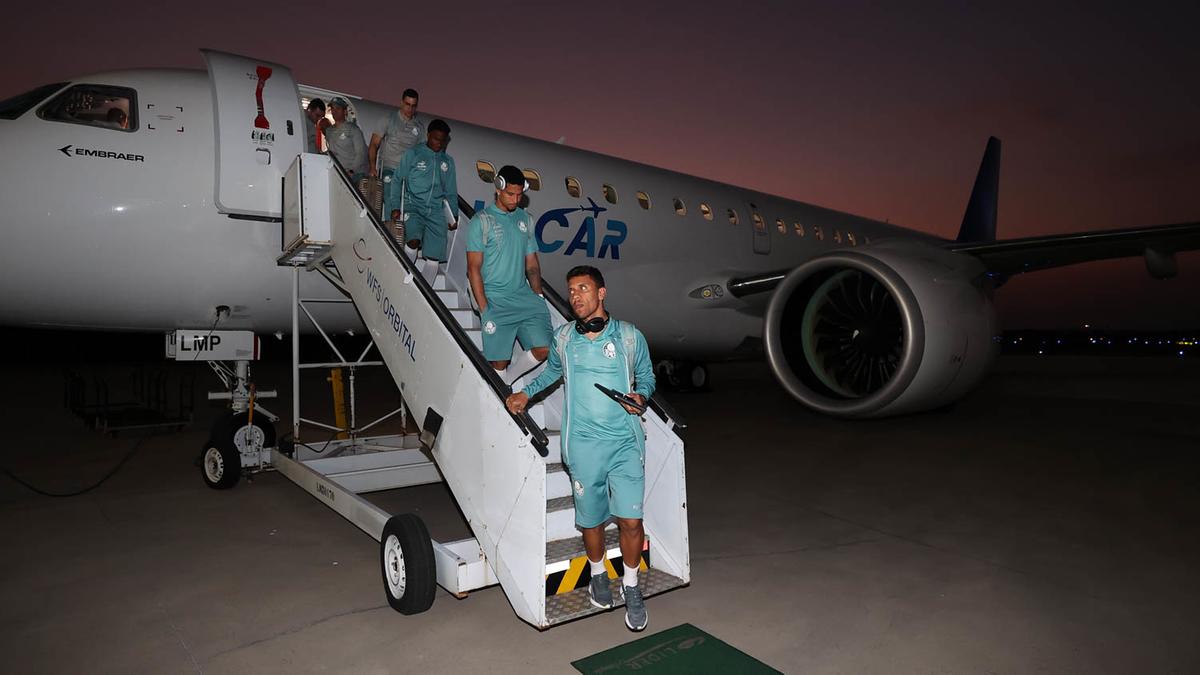 Jogadores do Palmeiras durante desembarque (Cesar Greco/ Palmeiras)