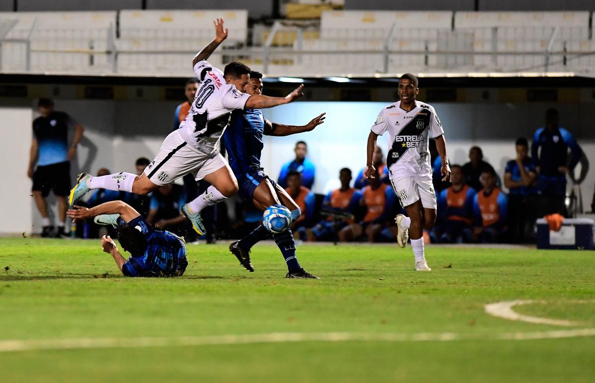 Após a partida, Elvis (na disputa de bola) reclamou do posicionamento que é oferecido no gramado (Marcos Ribolli-Pontepress)