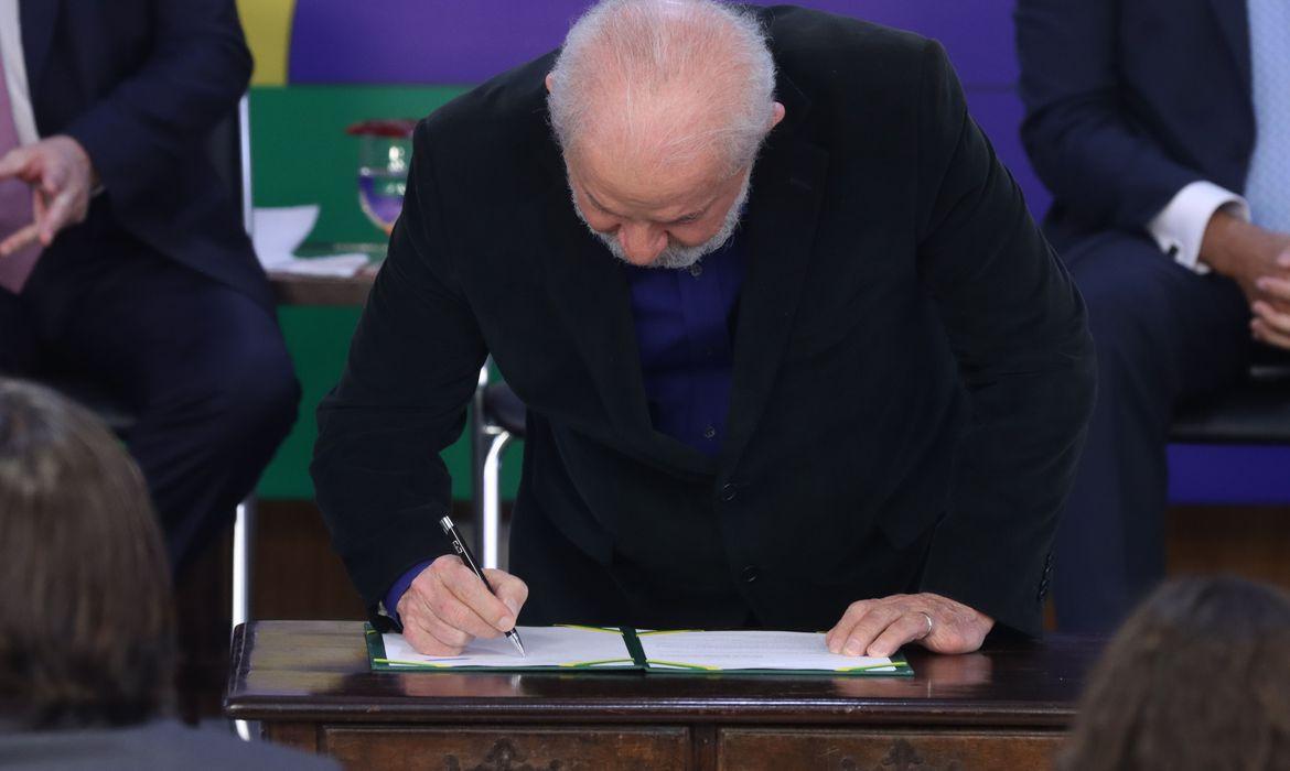 Estimativa do governo é que regra alcance 2,5 mil brasileiros (Valter Campanato/Agência Brasil)