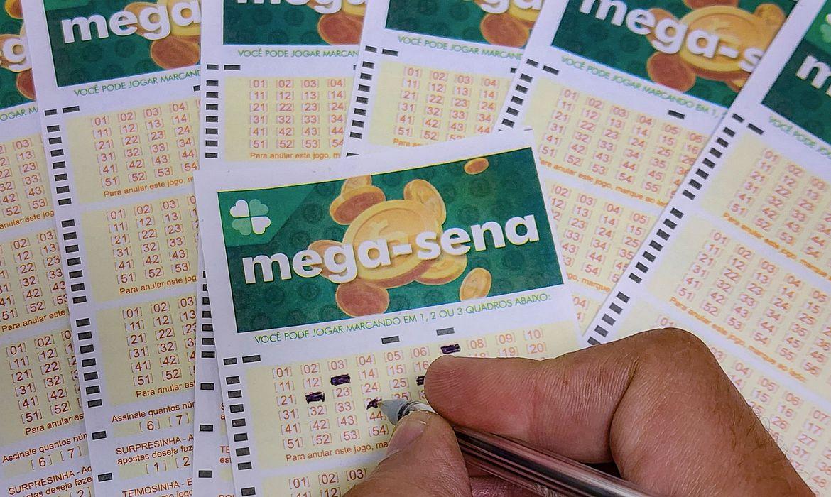 Números sorteados são 01-09-13-16-52-59 (Rafa Neddermeyer/ Agência Brasil)