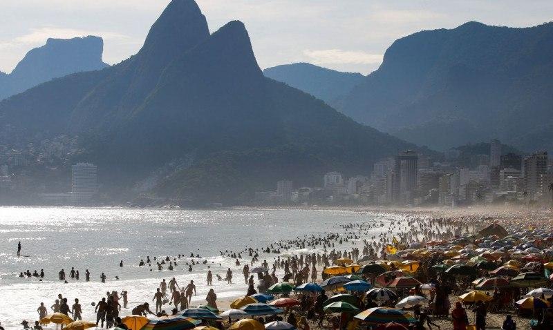   Banhistas no Arpoador curtem dia de ver..o com 39,5.. C e sensa....o t..rmica de 50,7.. C.
     ( Fernando Fraz..o/Ag..ncia Brasil)