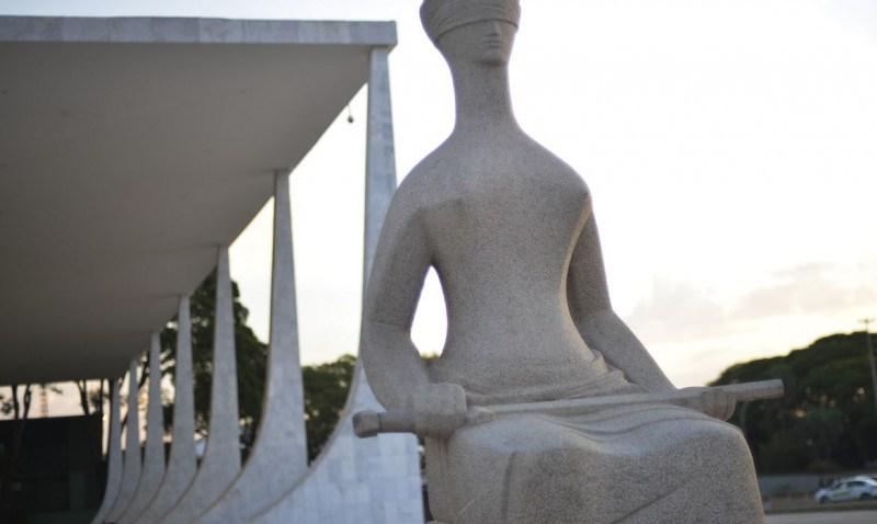  Fachada do Supremo Tribunal Federal (STF) com est..tua A Justi..a, de Alfredo Ceschiatti, em primeiro plano.
     ( Marcello Casal JrAg..ncia Brasil)