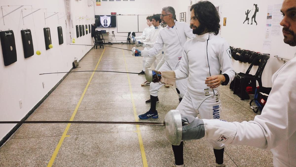 Esgrimistas treinam na Academia Mestre Pereira, que agora está no Bonfim em um espaço de melhor estrutura (Divulgação)