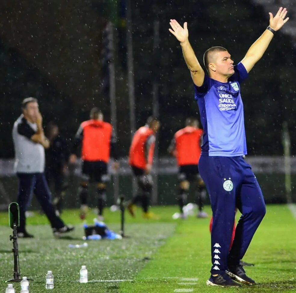 Umberto Louzer: “Quando chegamos no estádio, vimos o ônibus cercado por mulheres e crianças chorando de emoção. Não poderíamos decepciona-los. Aquilo mexeu com a gente.” (Thomaz Marostegan/Guarani FC)