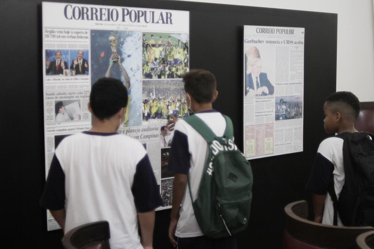 Geração do futuro admira capas do passado mostradas em recente exposição (Kamá Ribeiro)