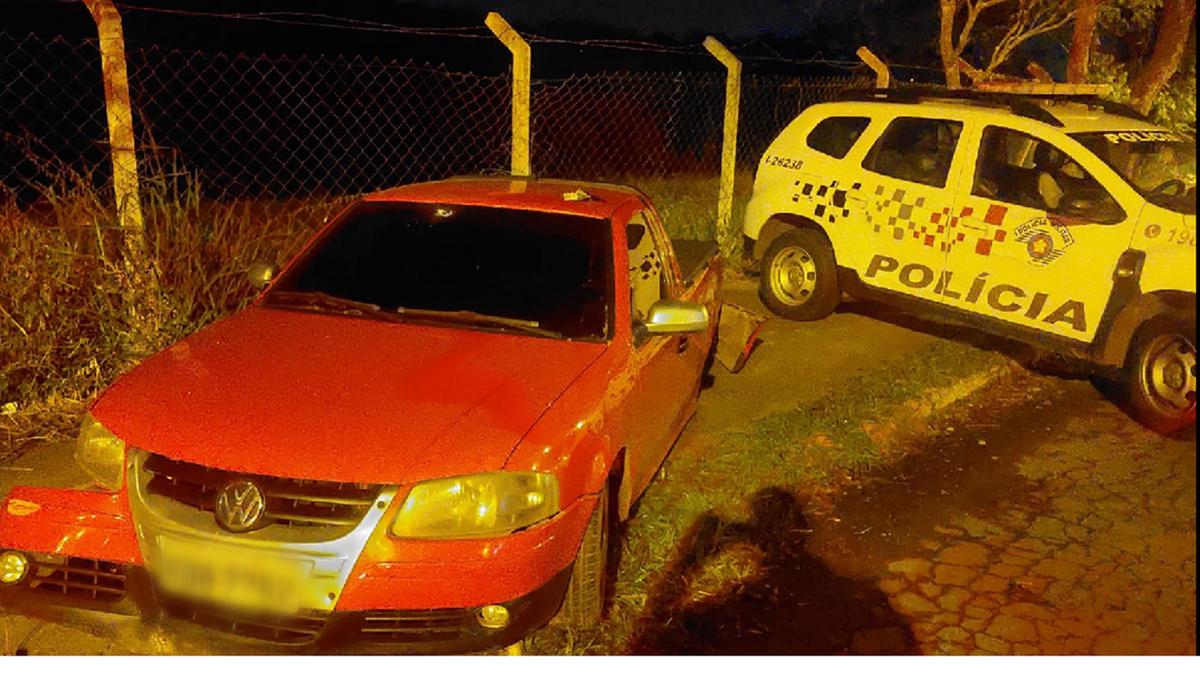 A caminhonete vermelha da vítima foi resgatada pela Polícia Militar (Divulgação)
